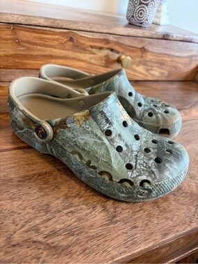 CROCS Kids Clogs in Mossy Green Camo - Big Boys Size 5